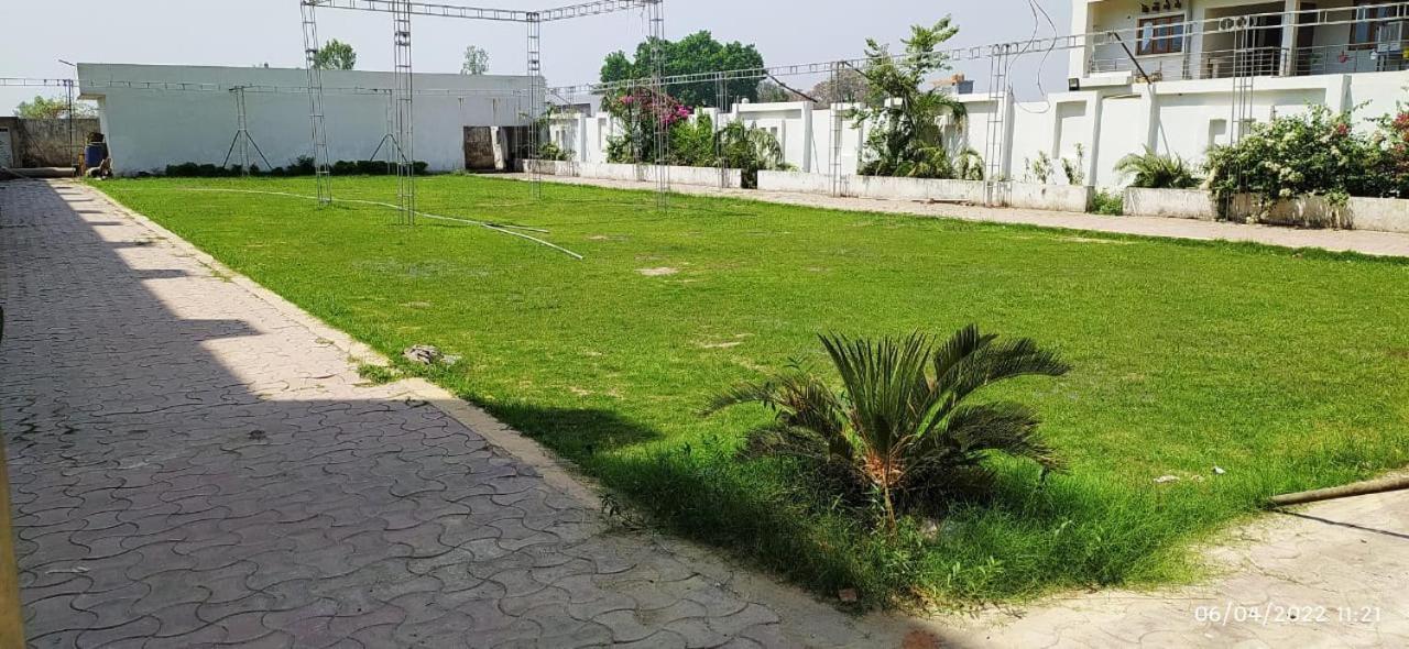 Bhagwan Hotel Gonda Bagian luar foto