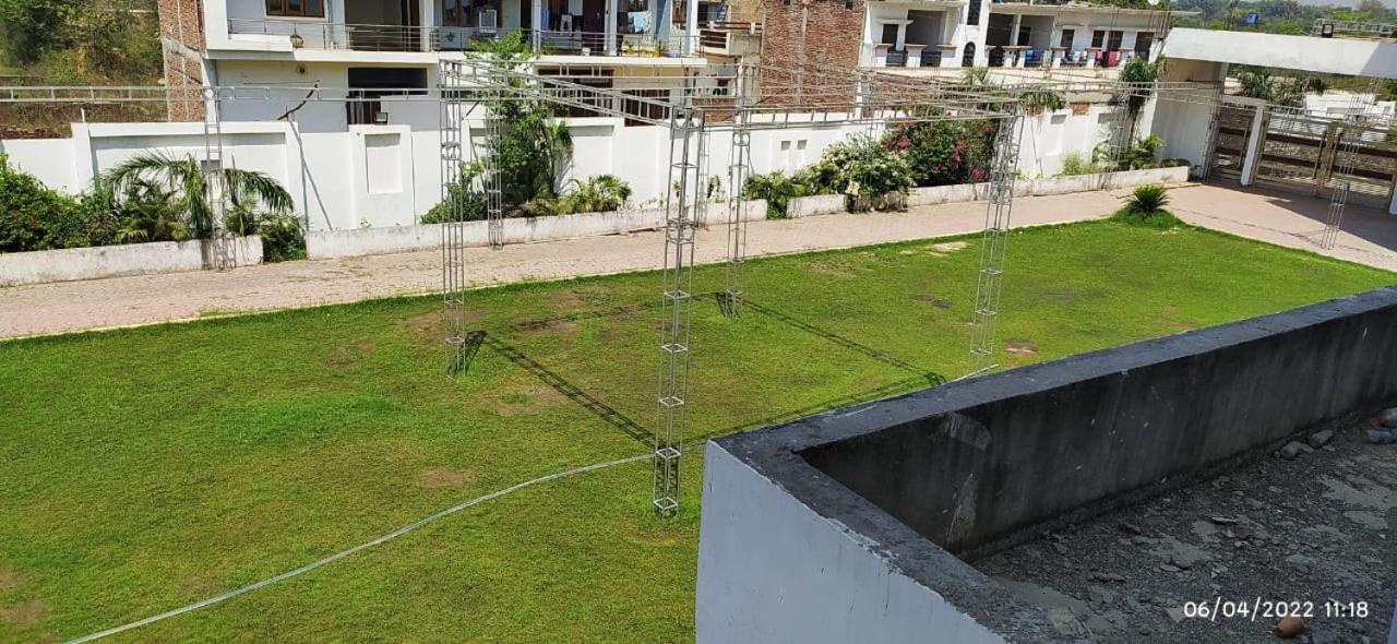 Bhagwan Hotel Gonda Bagian luar foto