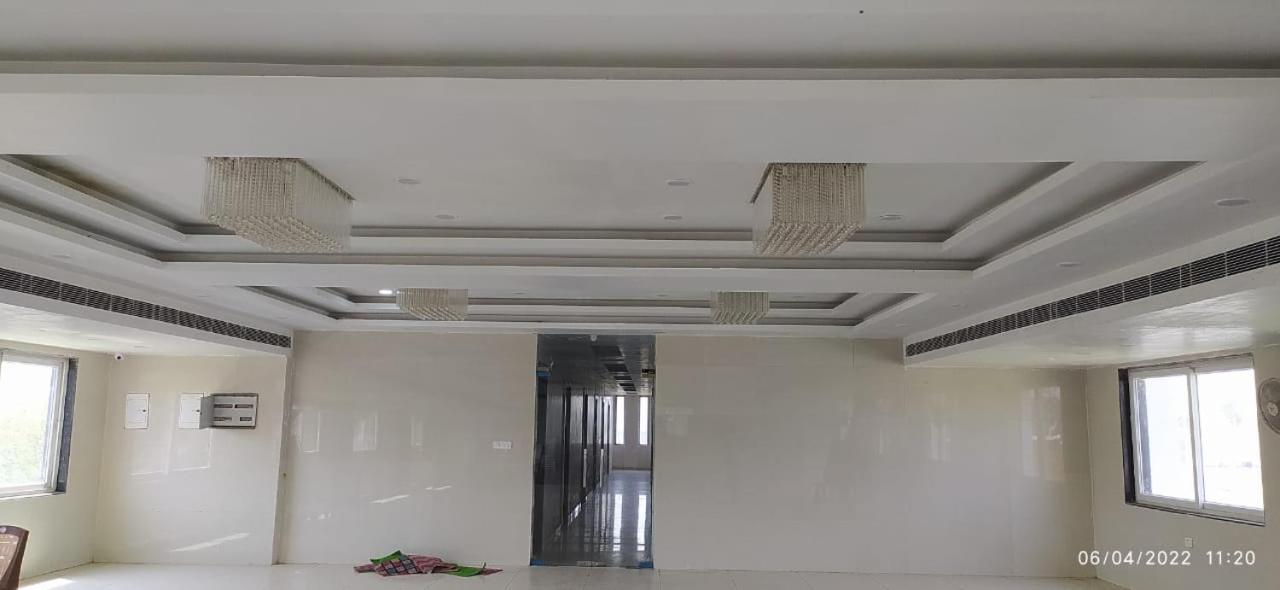 Bhagwan Hotel Gonda Bagian luar foto