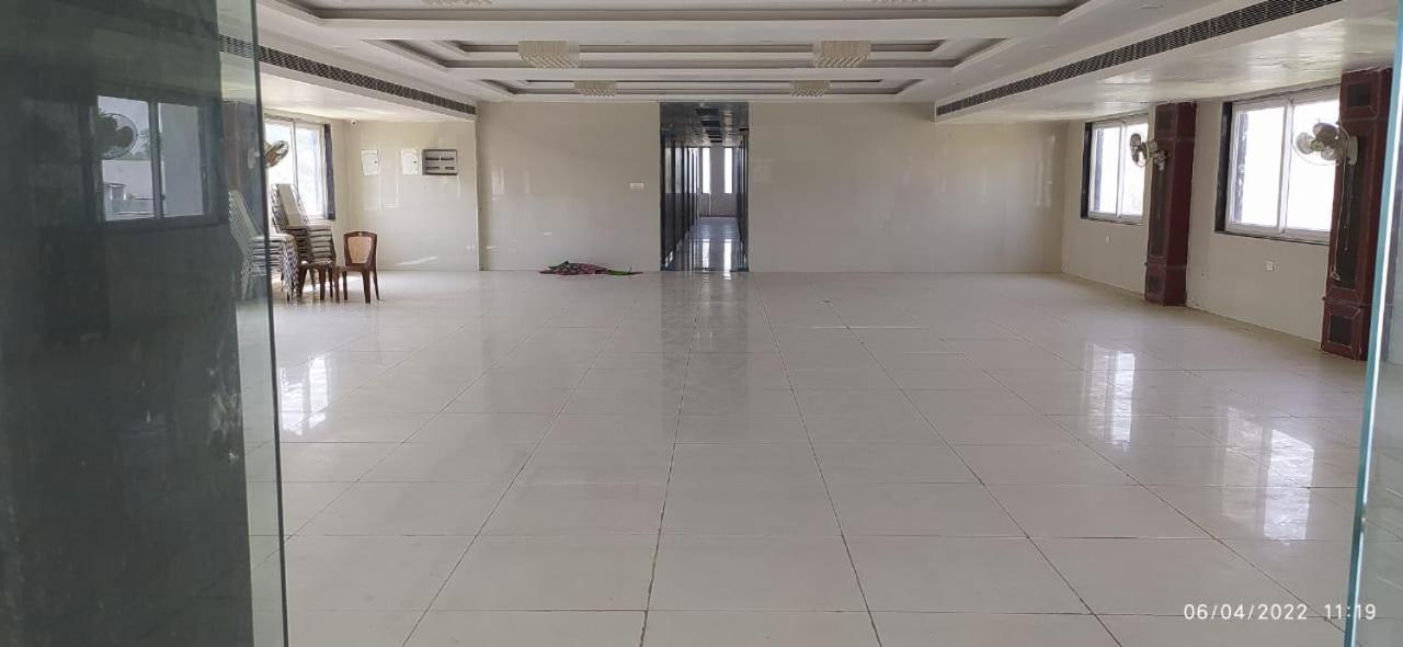 Bhagwan Hotel Gonda Bagian luar foto