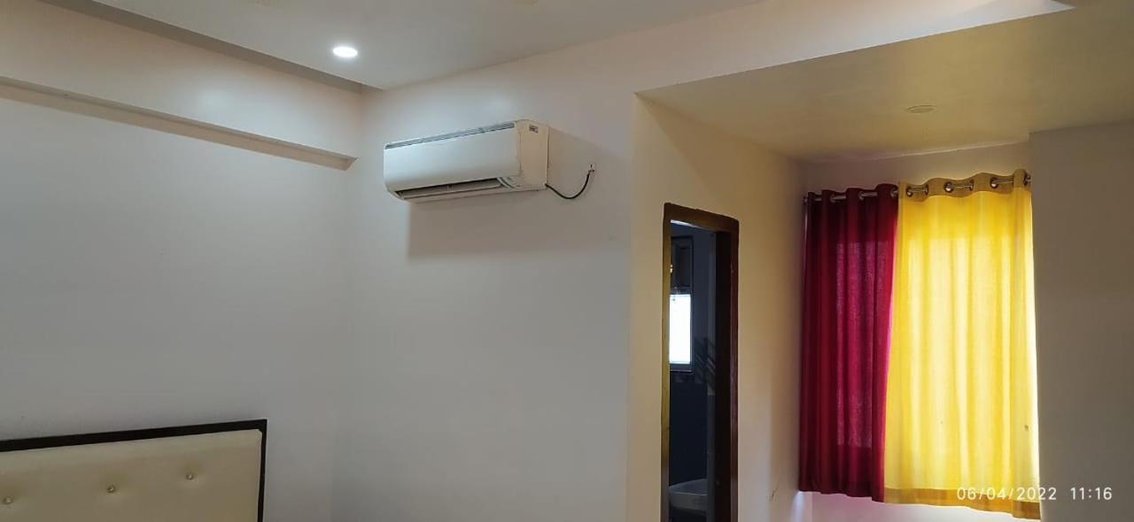 Bhagwan Hotel Gonda Bagian luar foto